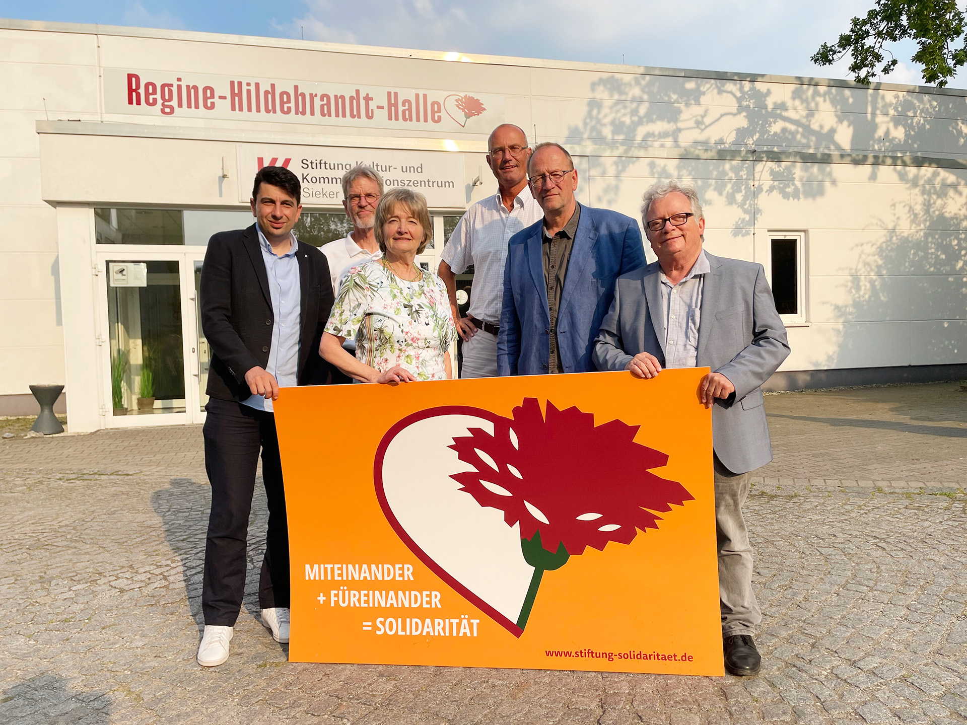 Gruppenbild des neuen Vorstands im Juli 2024 vor der Regine-Hildebrandt-Halle