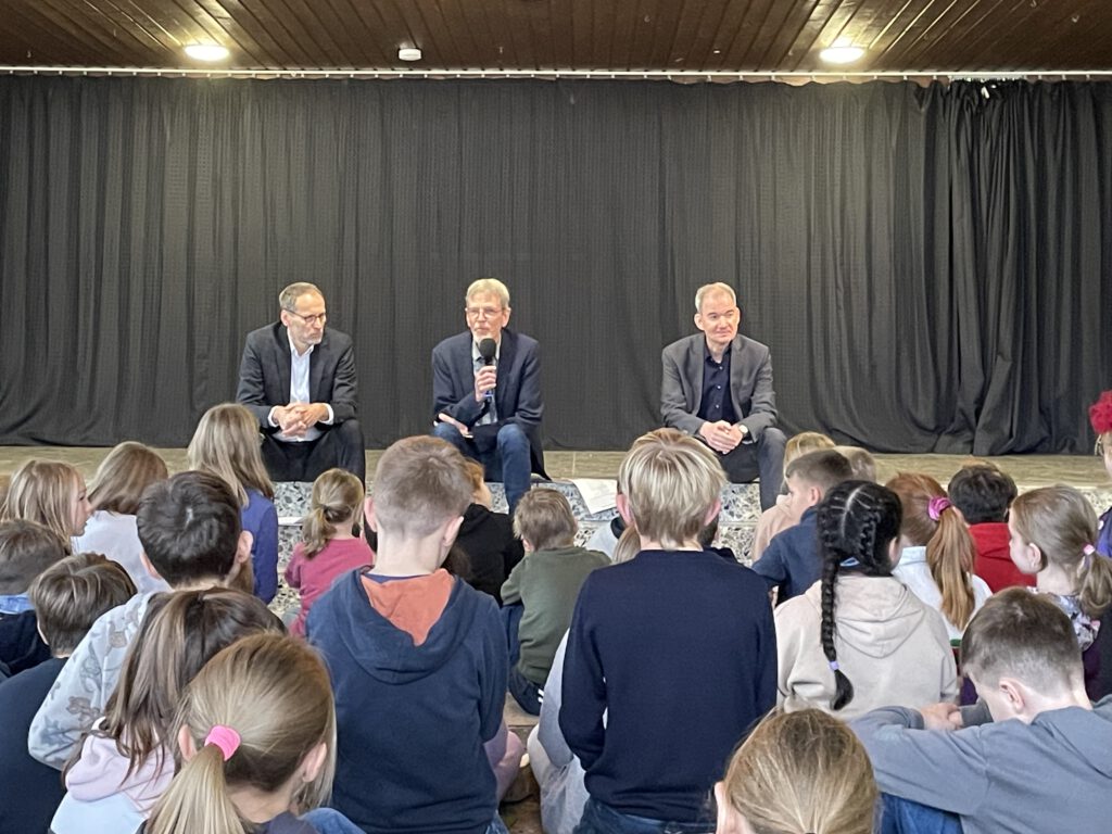 von links zu sehen: Bürgermeister Bernd Poggemöller, Norbert Burmann (Stiftung Solidarität) und der Sozialdezernent des Kreises HF, Dr. Burkhard Nolte 