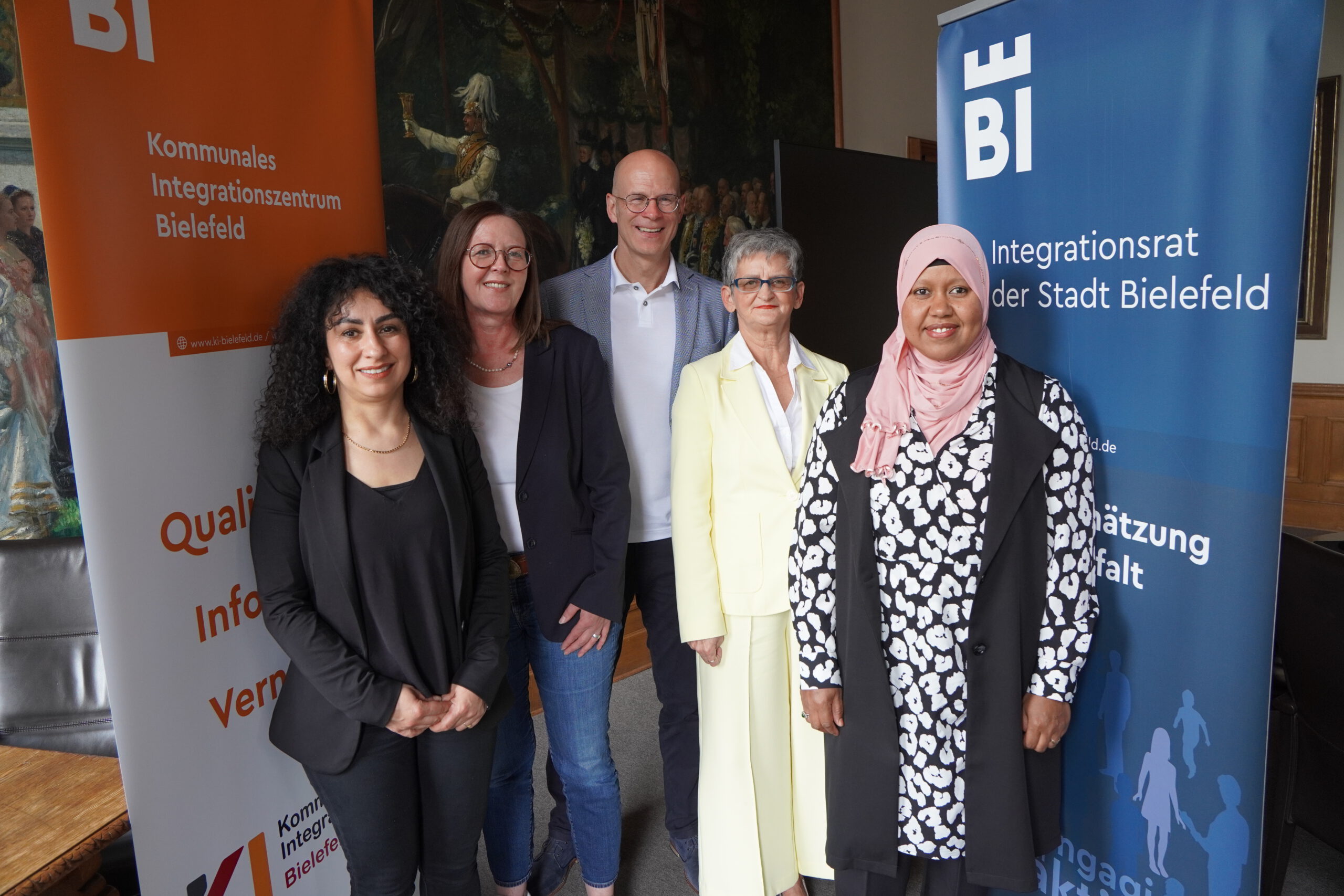 v. l.) Tülay Zengingül, Leitung der Abteilung Integration als Querschnittsaufgabe im Kommunales Integrationszentrum, Martina Kellner, Stiftung Solidarität, Ingo Nürnberger, Dezernent für Soziales und Integration, Murisa Adilovic und Asma Ait Allali, Bielefelder Integrationsrat, Foto: KI Bielefeld