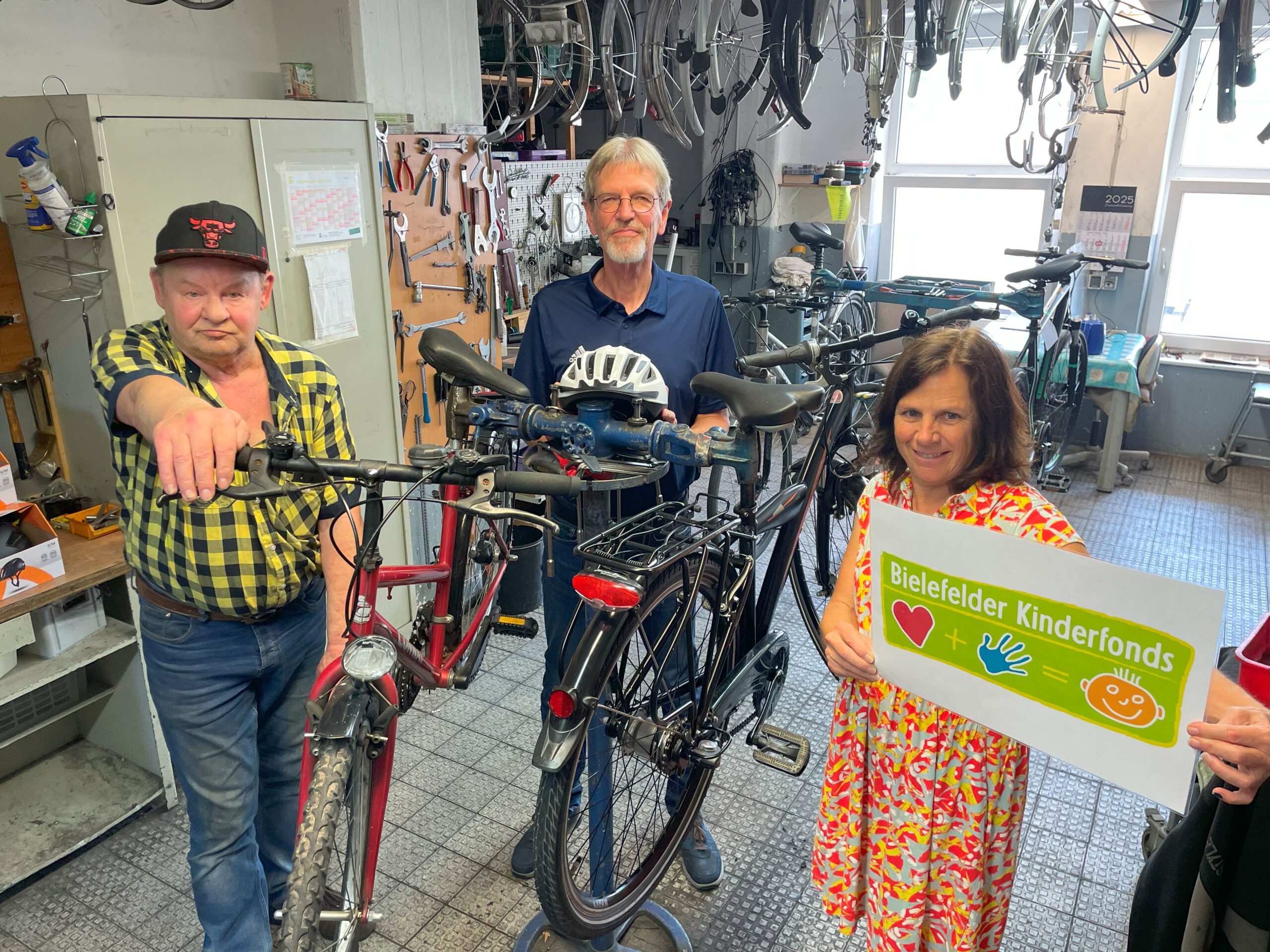 Freuen sich über Fahrradspenden für Kinder: v.l. Klaus Kerl (Monteuer, GAB Fahrradwerkstatt, Norbert Burmann (Stiftung Solidarität, Kinderfonds) und Heike Stengel (Projektleitung Fahrradwerkstatt, GAB)