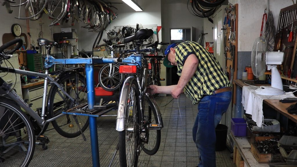 Bei der Arbeit: Klaus Kerl von der Fahrradwerkstatt
