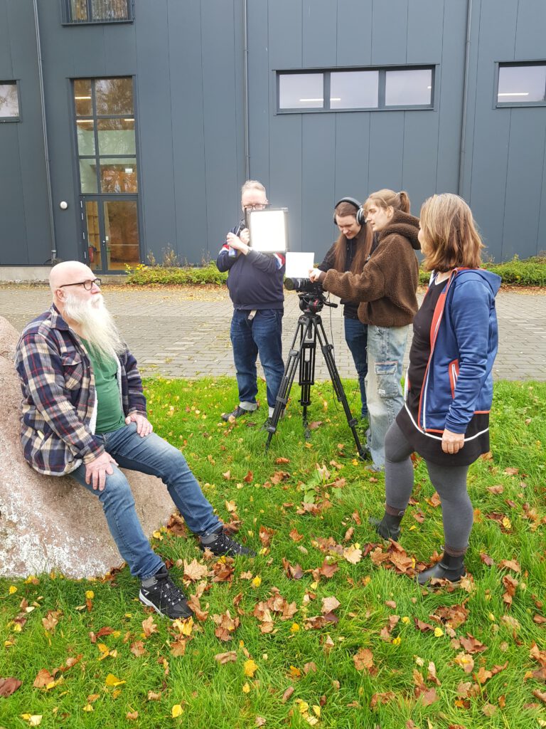 Ein Team der arMUTig-Redaktion bei der Produktion eines Reportereinsatzes