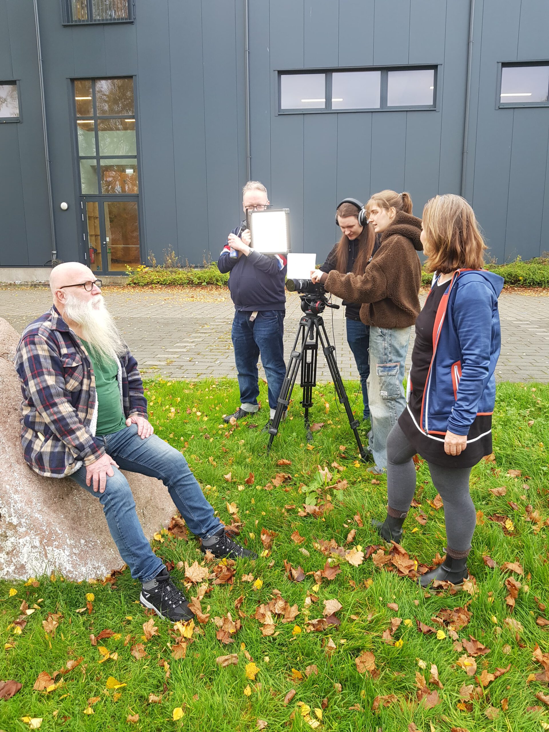Ein Team der arMUTig-Redaktion bei der Produktion eines Reportereinsatzes