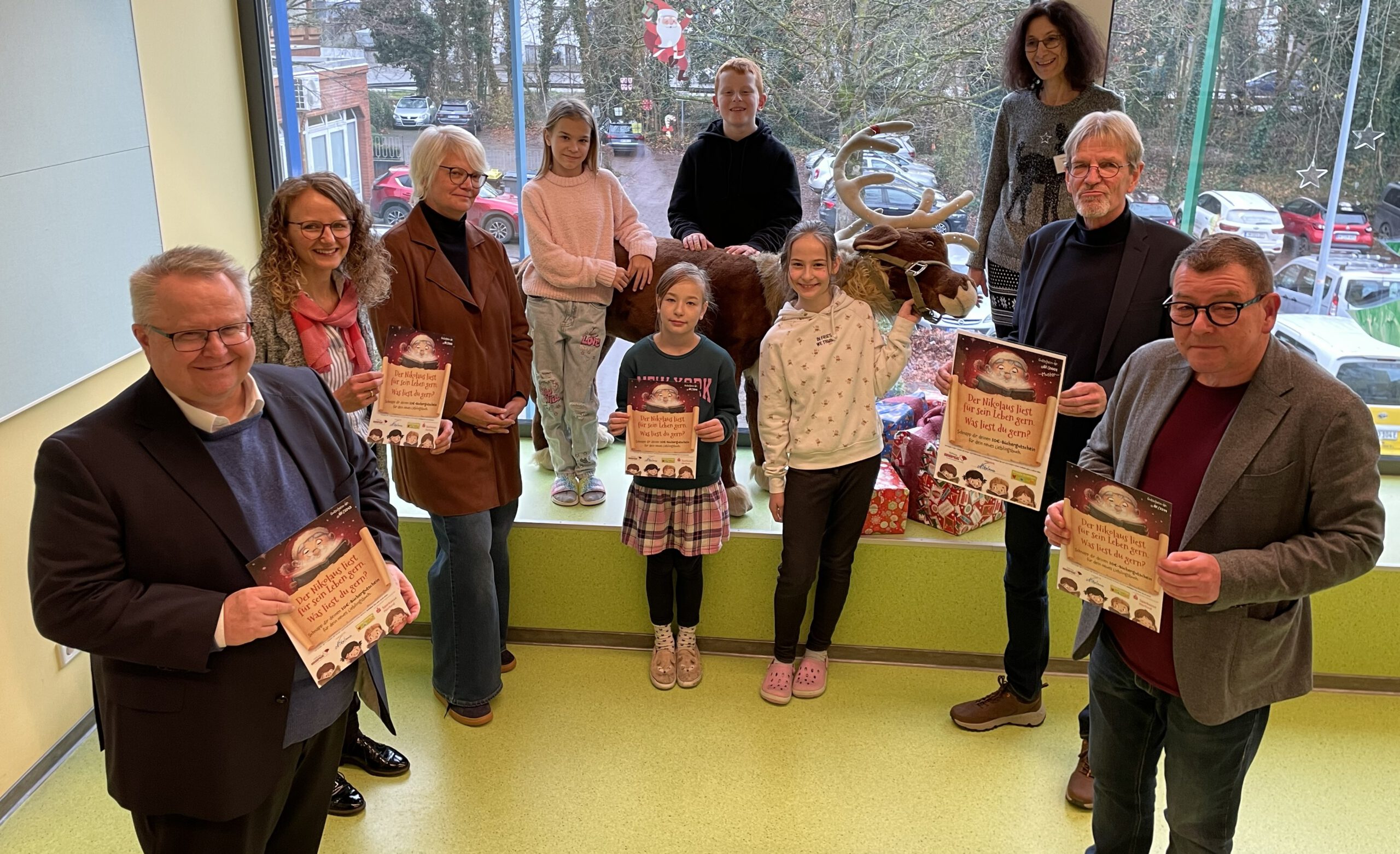 Gruppe v.l. Peter Becker (Vorstand Sparkasse Herford) und Lena Bansmann (Stiftung der Sparkasse Herford), Christina Kleemeier (Leitung Amt für Schule, Kultur und Sport Kreis Herford), Jolena, Ria, Ben und Isabell aus der vierten Klasse der Grundschule Vlotho neben Schulleiterin Kristina Röttger, Norbert Burmann (Vorstand Stiftung Solidarität) und Stefan Kern (Schulaufsicht Kreis Herford.