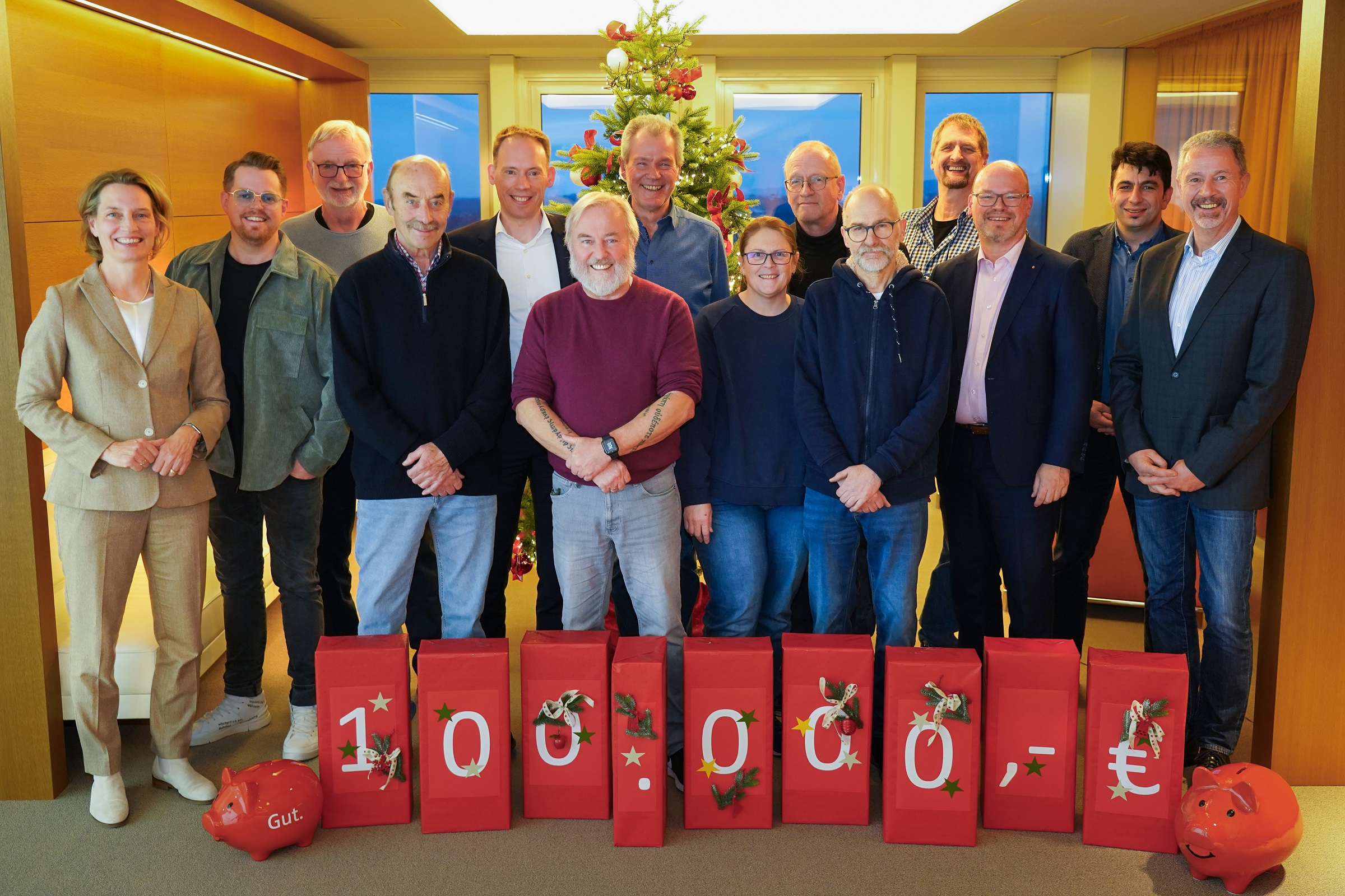 Gruppenfoto mit Vertretern der Sparkassenstiftung und der begünstigten Organisationen bei der Übergabe der Weihnachtsspende 2025.