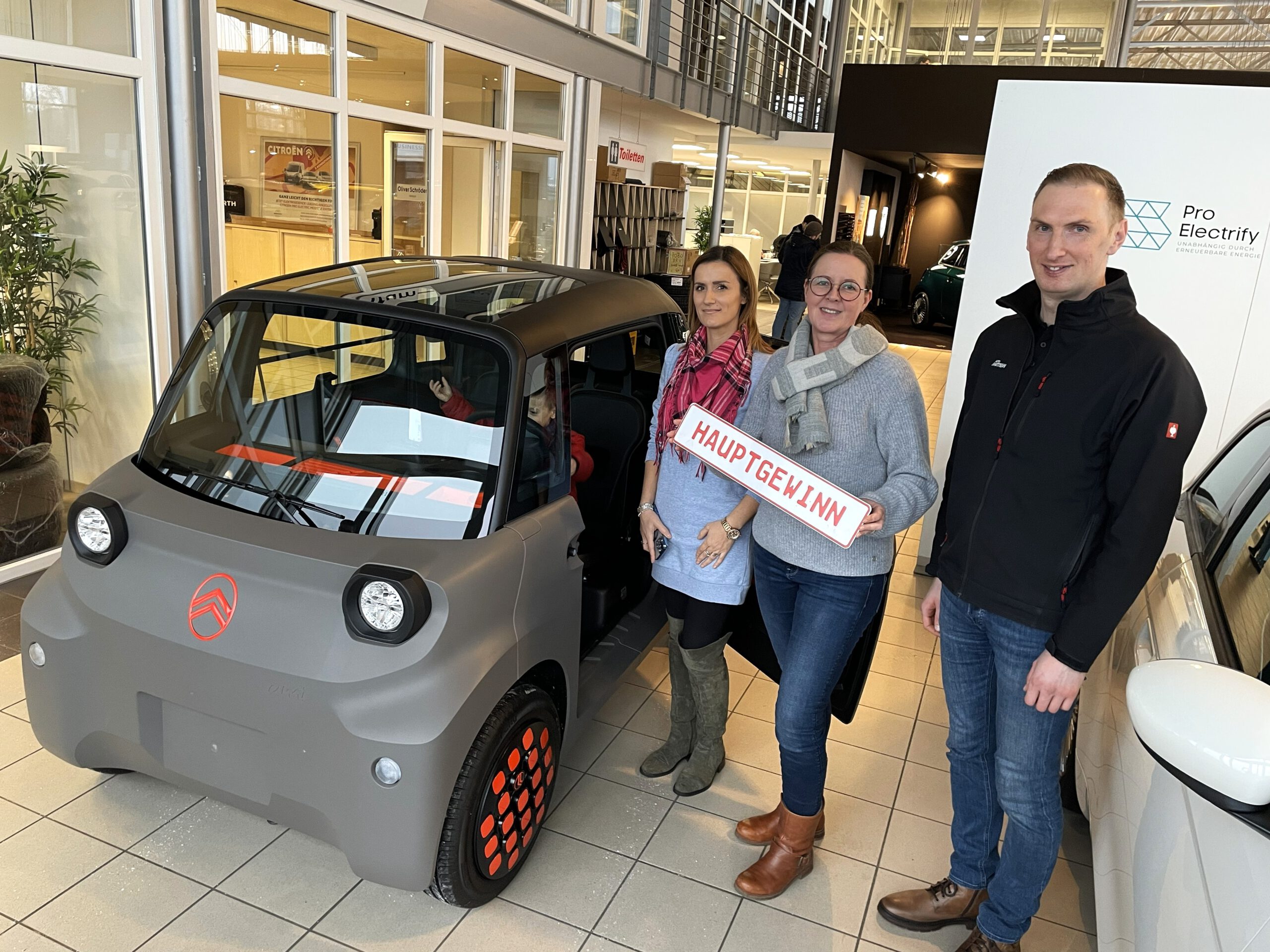 Der Hauptgewinn bleibt in Bielefeld: v.l. Holta Shehaj, Martina Kellner (Vorstand Stiftung Solidarität und Organisatorin der Weihnachtslotterie) und Oliver Schröder (Autohaus Mattern).