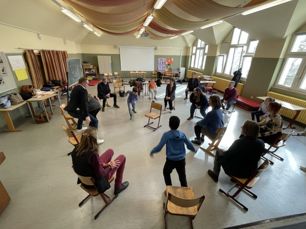 Beim Pressegesrpäch haben auch die Erwachsenen beider Stiftung, der Stadt Herford und der Schule beim "gut;gehen"-Spiel mitgemacht. 