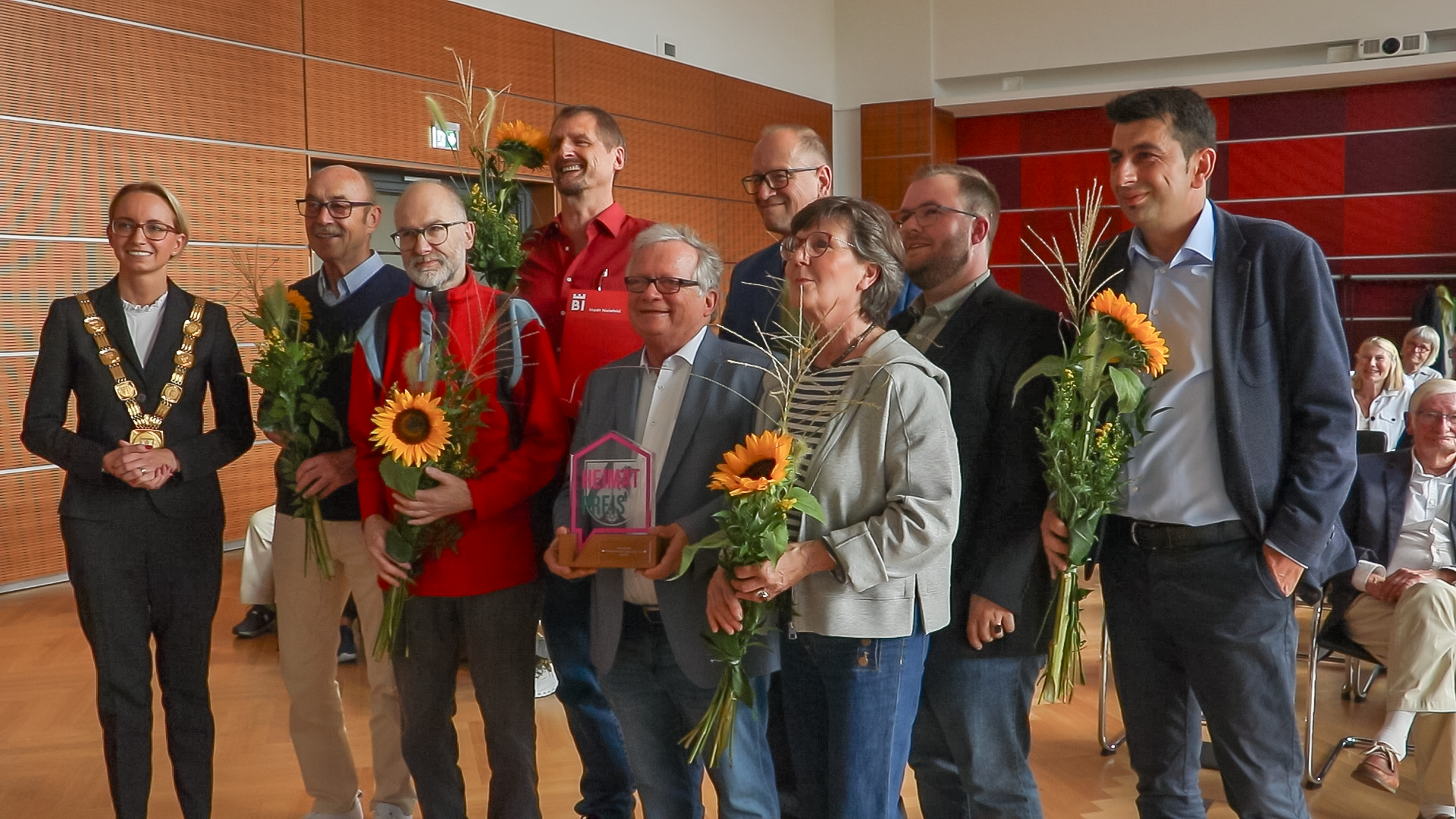 Freude über den Heimatpreis: v.l. Oberbürgermeisterin Christiana Bauer und die Vertreter von der AG Lebensmittel-Tisch Klaus Milsmann, Thomas Dossier, Ulrich Wienstroth, Franz Schaible, Andreas Beaugrand, Christian Lehmgrübner, Marion Klöpping und Selcuk Icen.