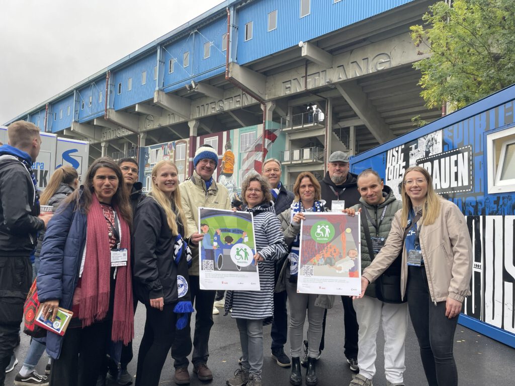 v.l. Katarina Zacharaki (Kulturöffner, Stiftung Solidarität), Leon Rejschek, Paulina Rocker, Eckhard, Heike Wulf, Rainer Kobusch ( Arminen-Präsident), Romana Klein, Peter Heckmann (Inklusionsbeauftragter von Arminia), Sidar und Isabell Binner (Stadt Bielefeld).
