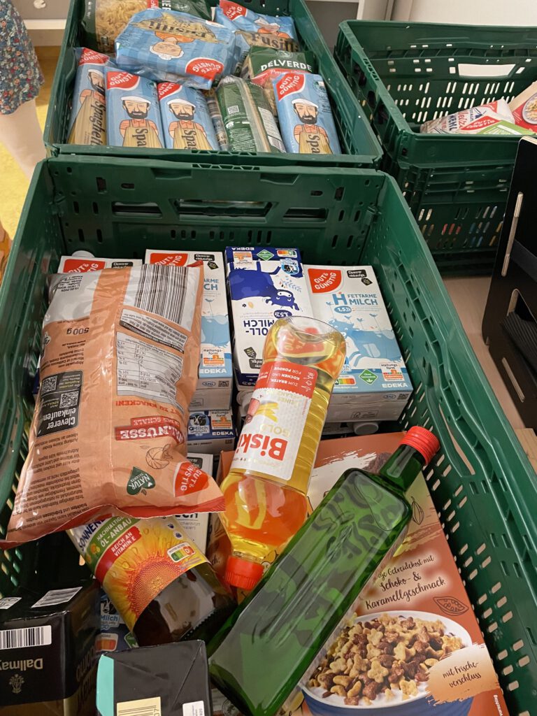 Gesammelte Lebensmittelspenden von Bielefelder und Bielefelderinnen.